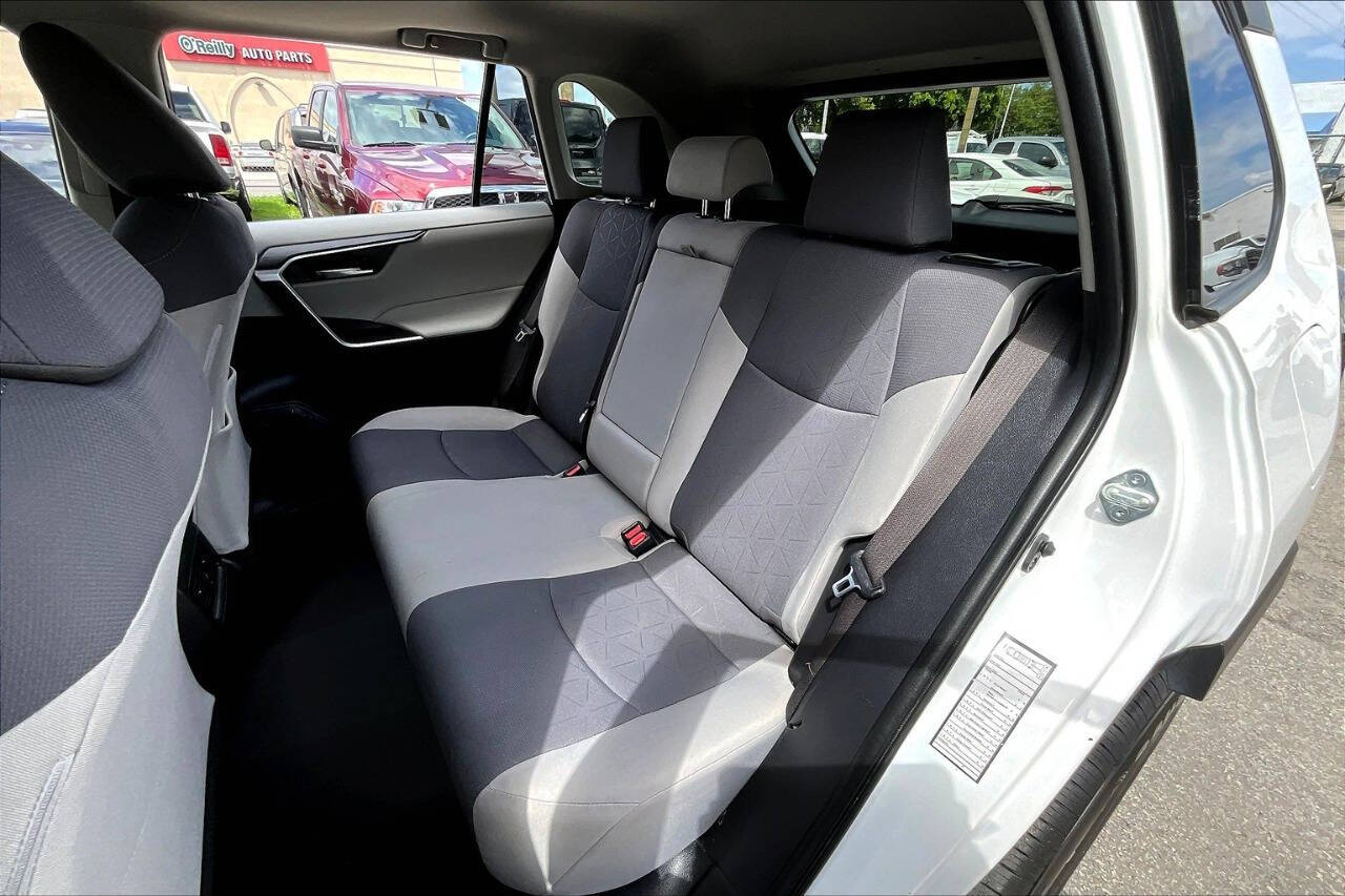 Vehicle image 25 of 34
