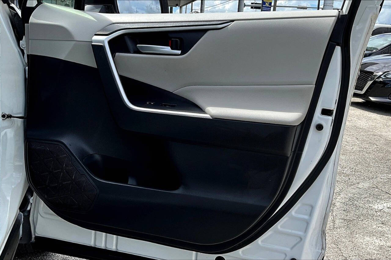 Vehicle image 23 of 34