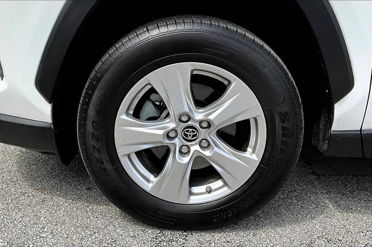 Vehicle image 11 of 34