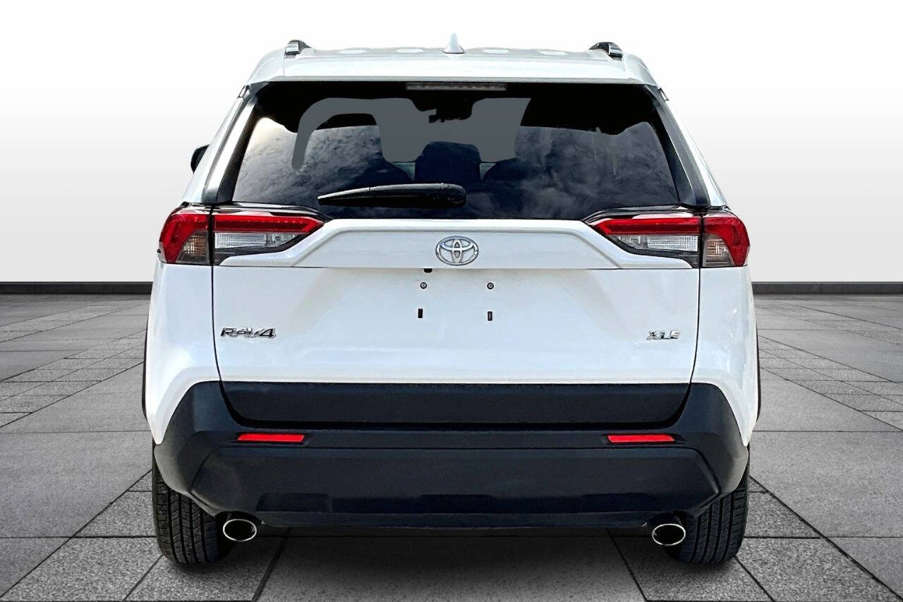 Vehicle image 4 of 34