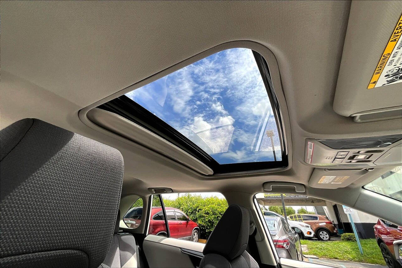 Vehicle image 21 of 34