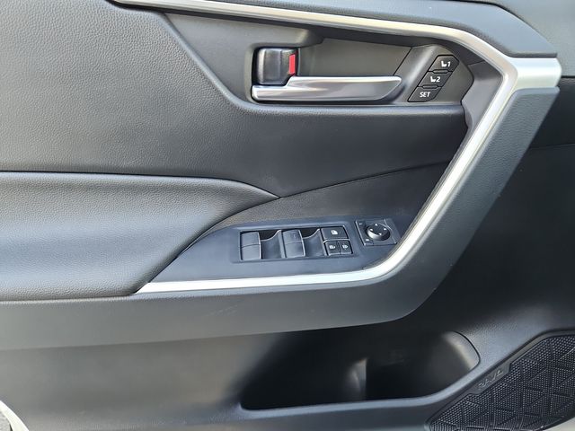 Vehicle image 28 of 30