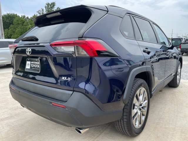 Vehicle image 4 of 21