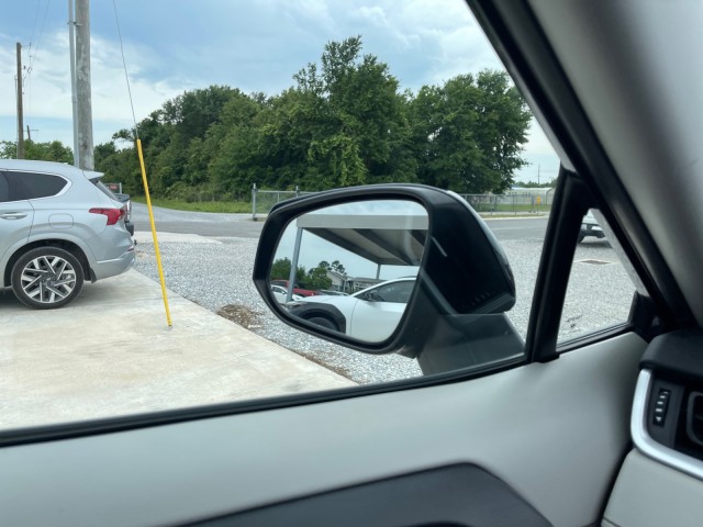 Vehicle image 18 of 21
