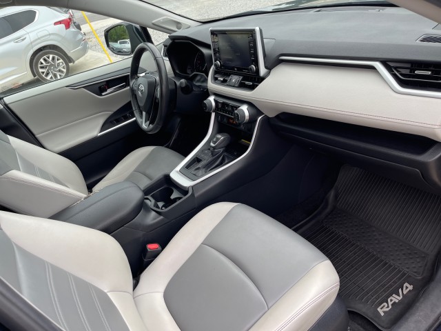 Vehicle image 17 of 21