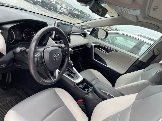 Vehicle image 10 of 21