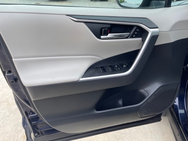 Vehicle image 9 of 21
