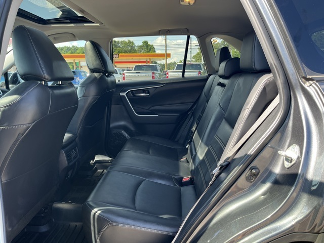 Vehicle image 33 of 35