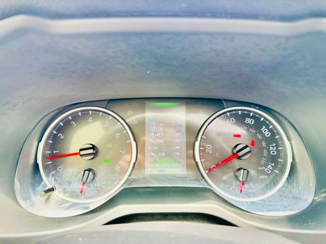 Vehicle image 21 of 31