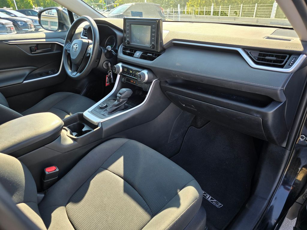 Vehicle image 21 of 31