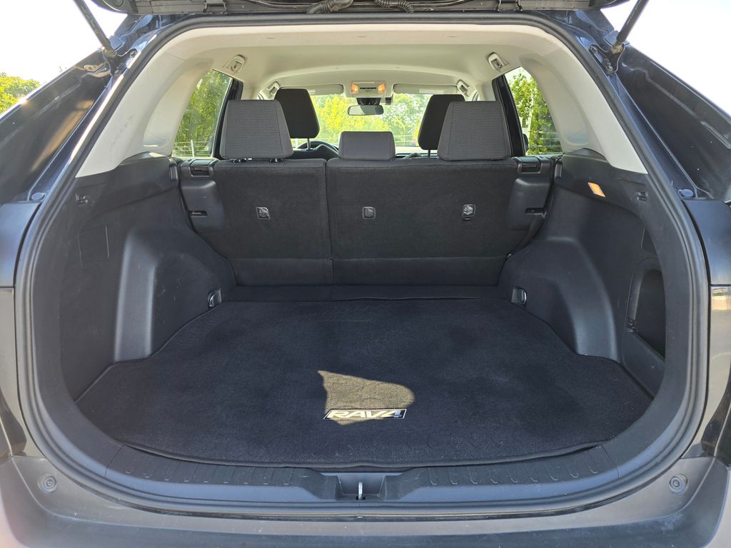 Vehicle image 10 of 31