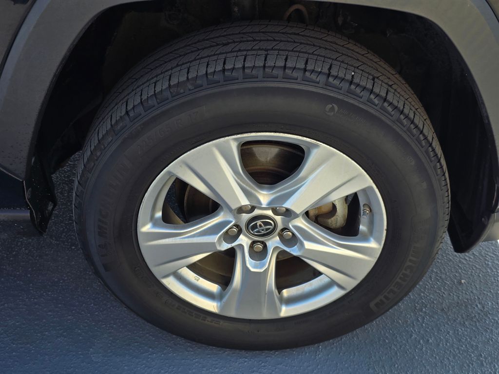 Vehicle image 9 of 31
