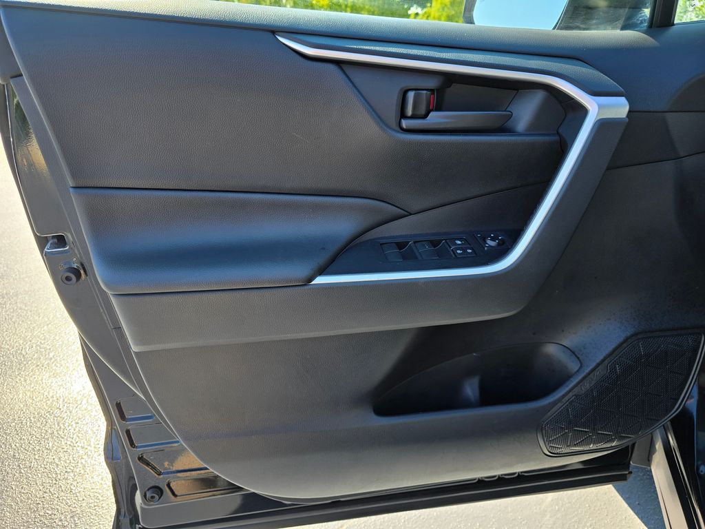 Vehicle image 27 of 31