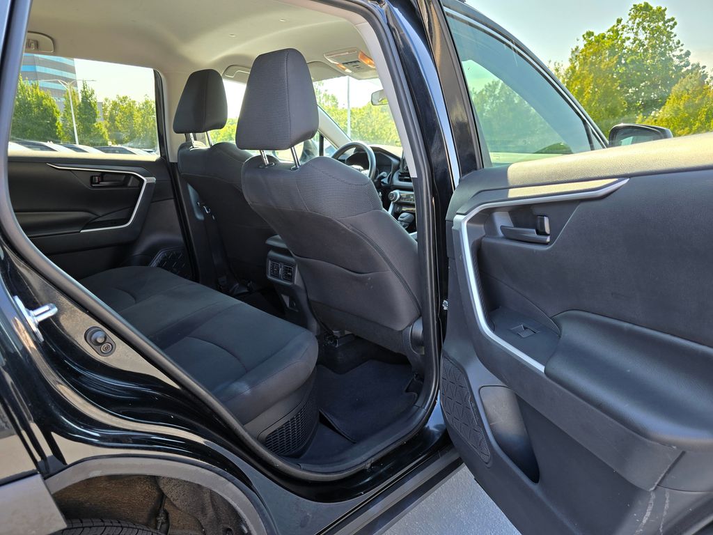 Vehicle image 18 of 31