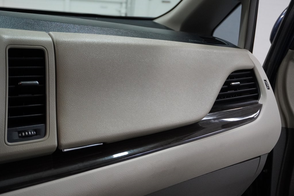 Vehicle image 27 of 37