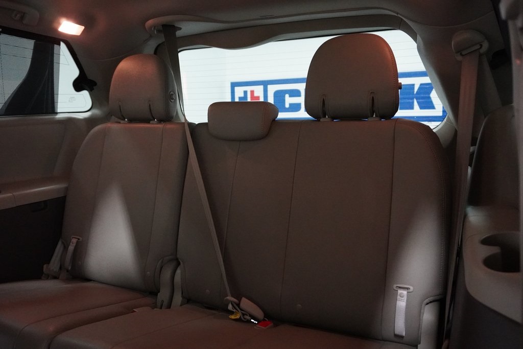 Vehicle image 33 of 37
