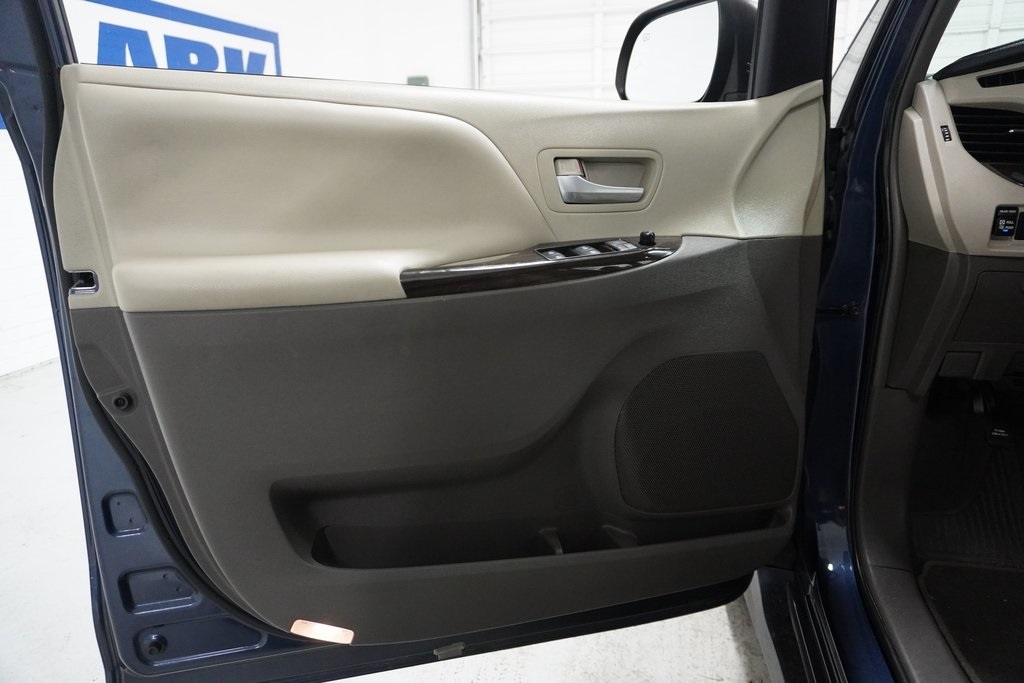 Vehicle image 13 of 37