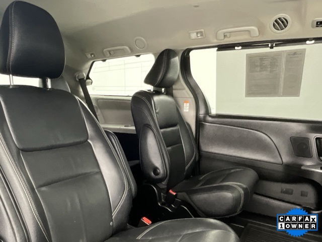 Vehicle image 19 of 33