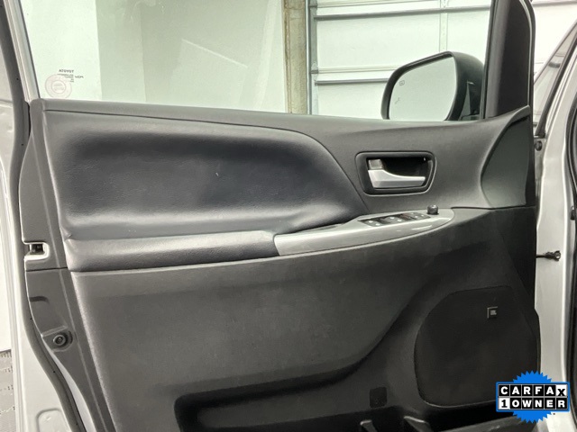 Vehicle image 17 of 33