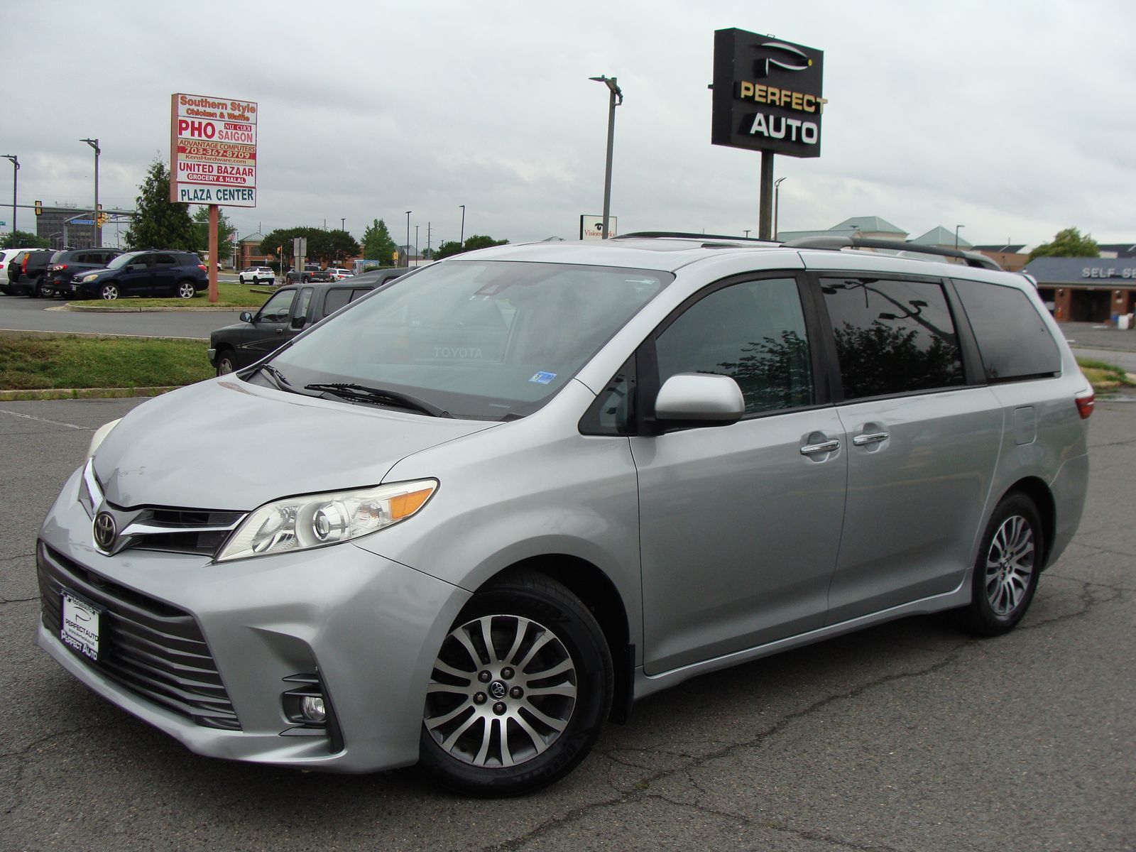 2019 Toyota Sienna XLE Image 1 of 43