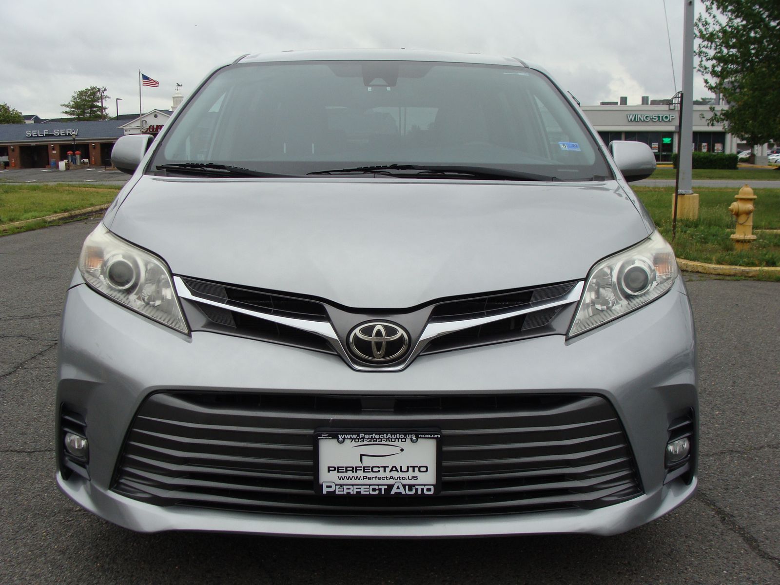 2019 Toyota Sienna XLE Image 2 of 43