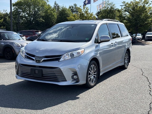 2019 Toyota Sienna XLE Image 1 of 27