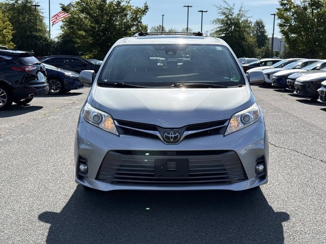 2019 Toyota Sienna XLE Image 2 of 27