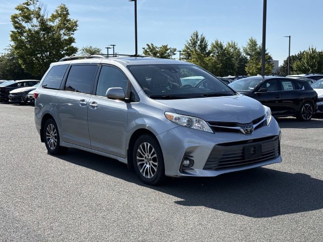 2019 Toyota Sienna XLE Image 3 of 27