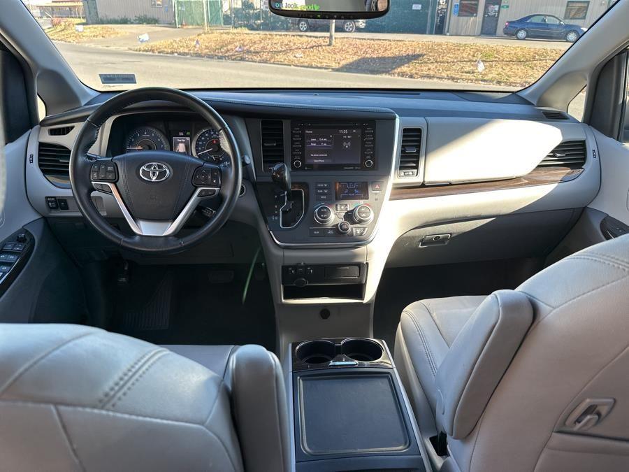 Vehicle image 19 of 35