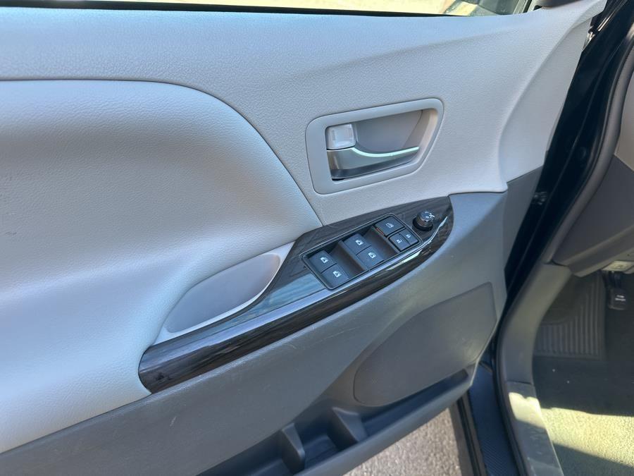 Vehicle image 23 of 35