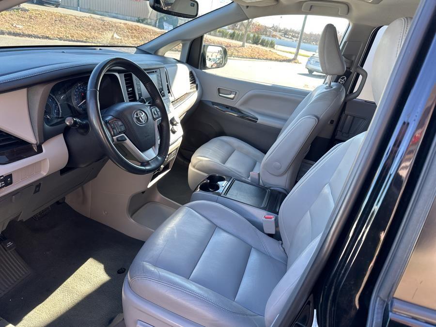 Vehicle image 31 of 35