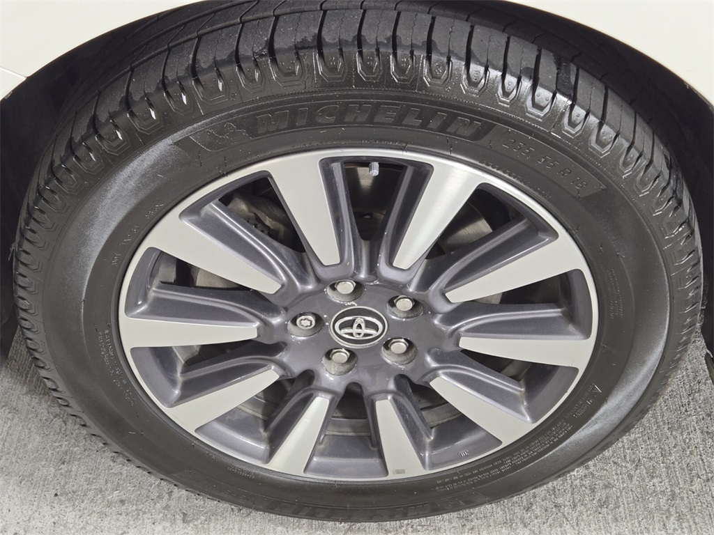 Vehicle image 11 of 39