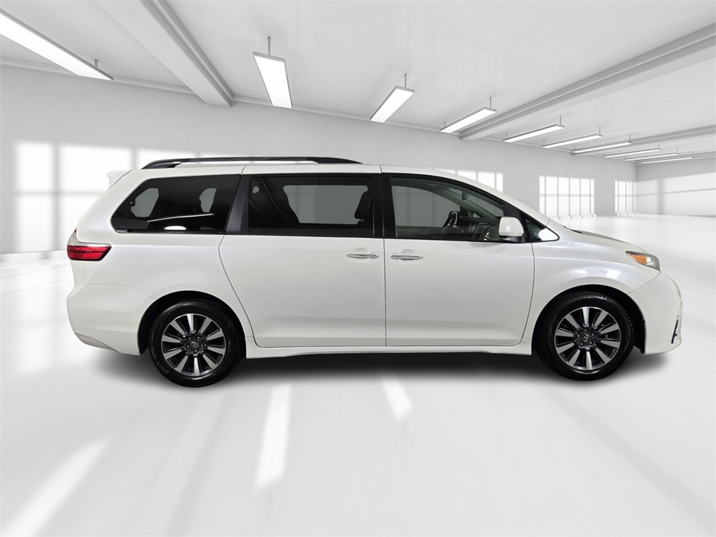 Vehicle image 3 of 39