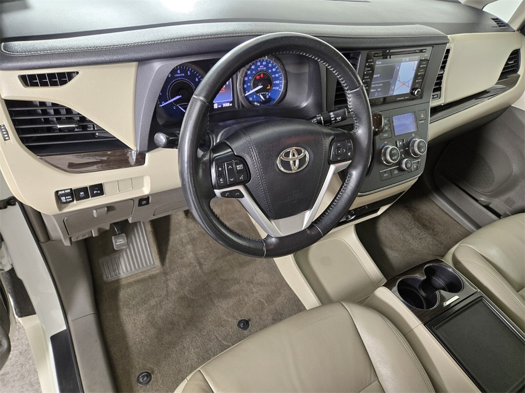 Vehicle image 14 of 39
