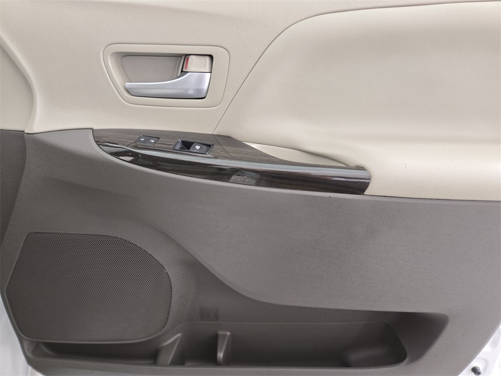 Vehicle image 20 of 39