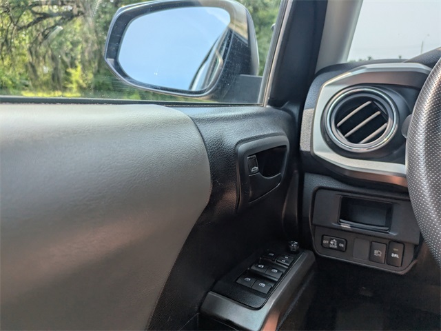 Vehicle image 23 of 30