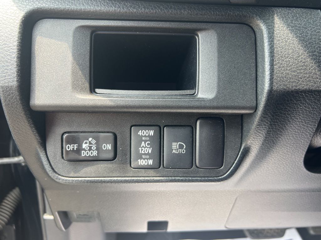 Vehicle image 27 of 41