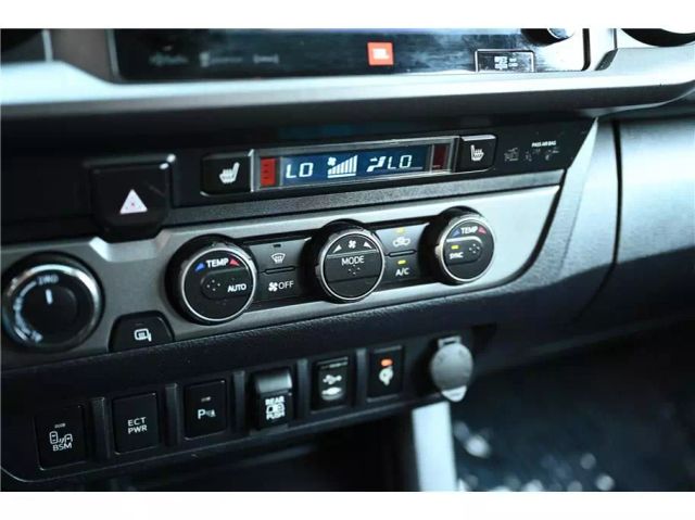 Vehicle image 31 of 33