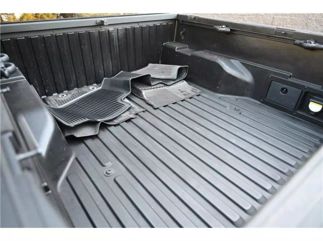 Vehicle image 17 of 33