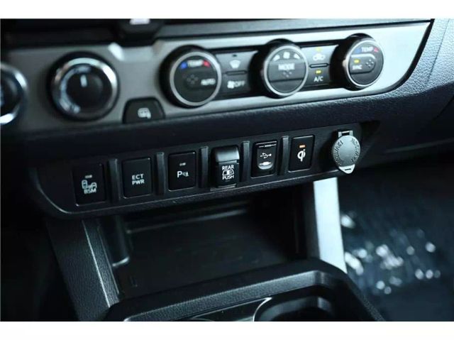 Vehicle image 32 of 33