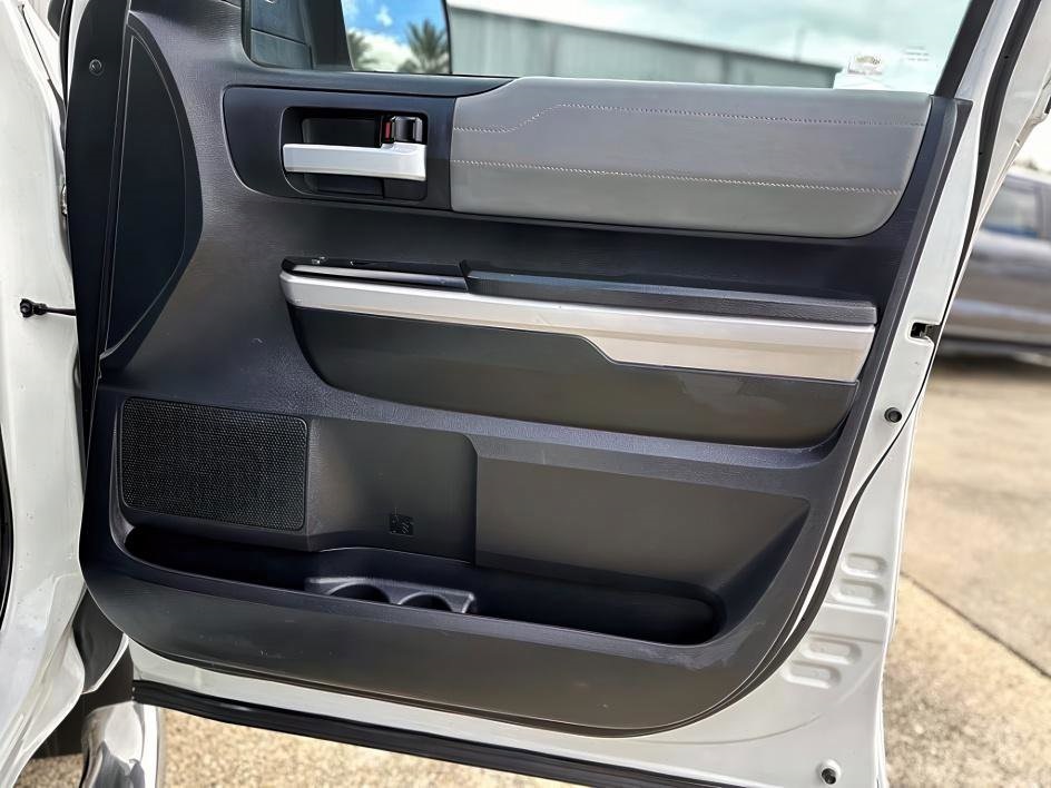 Vehicle image 22 of 32