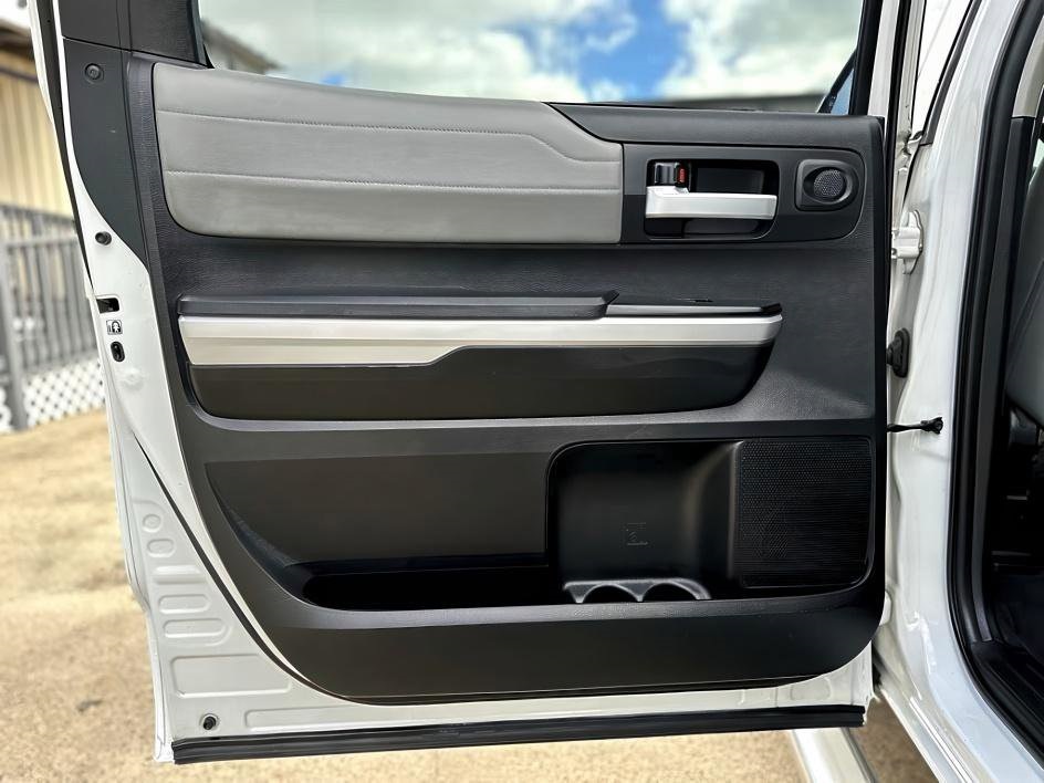 Vehicle image 18 of 32