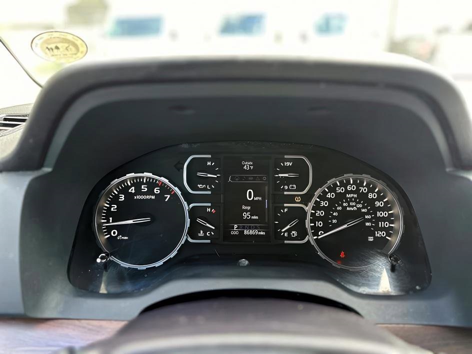 Vehicle image 27 of 32