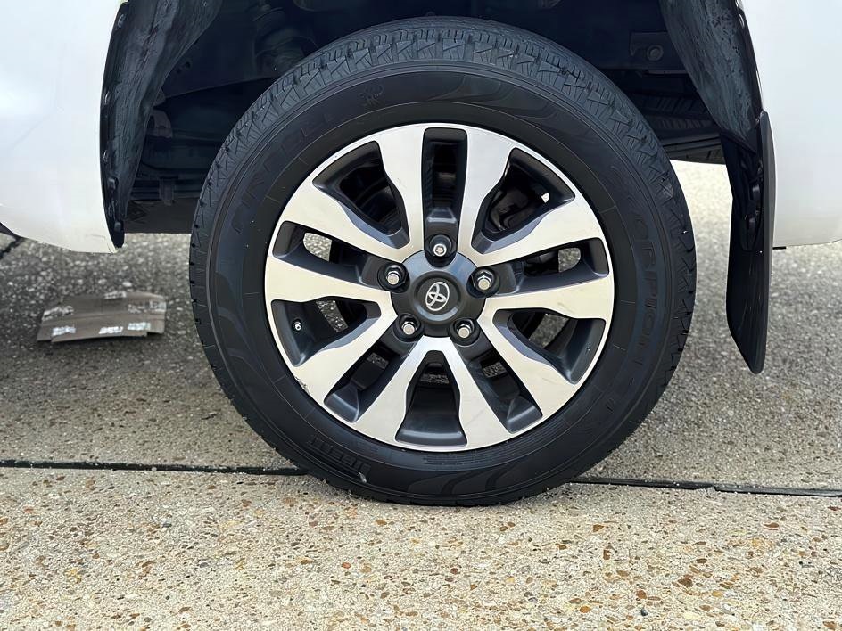 Vehicle image 10 of 32