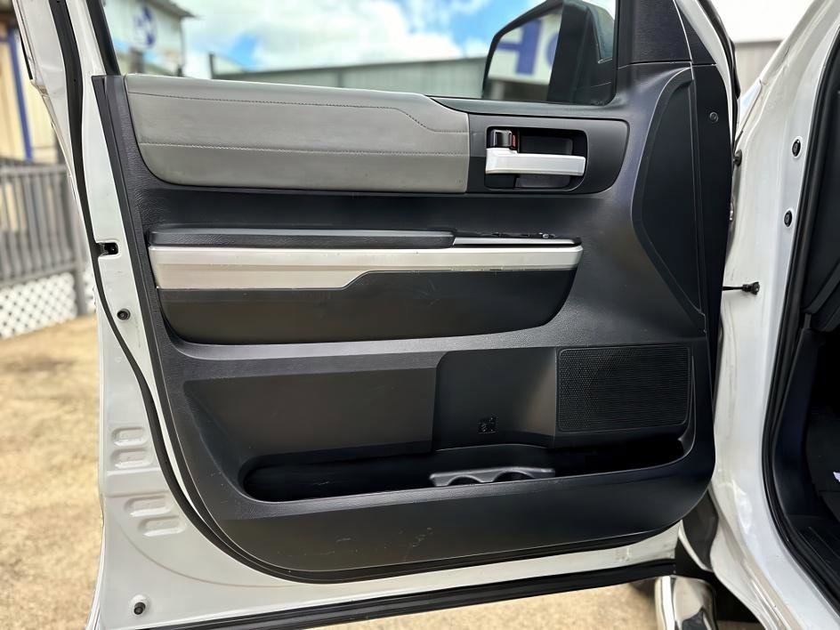 Vehicle image 14 of 32