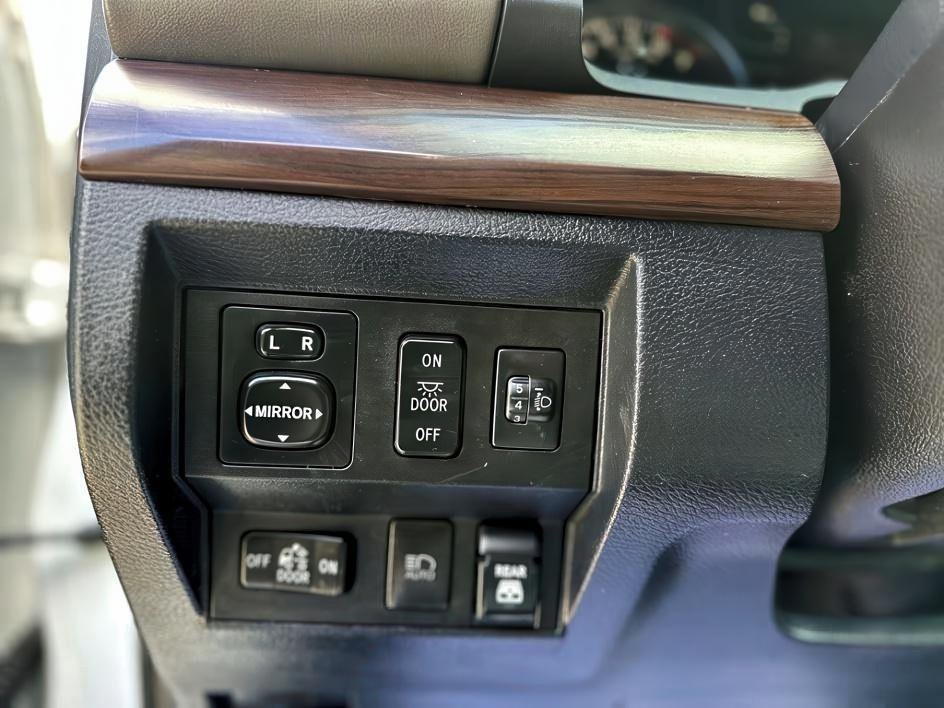 Vehicle image 24 of 32