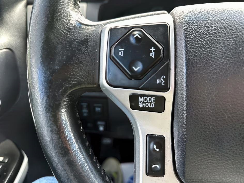 Vehicle image 25 of 32