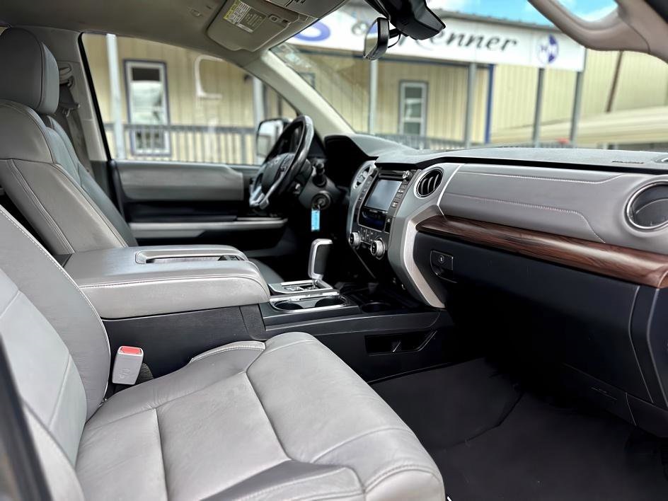 Vehicle image 23 of 32