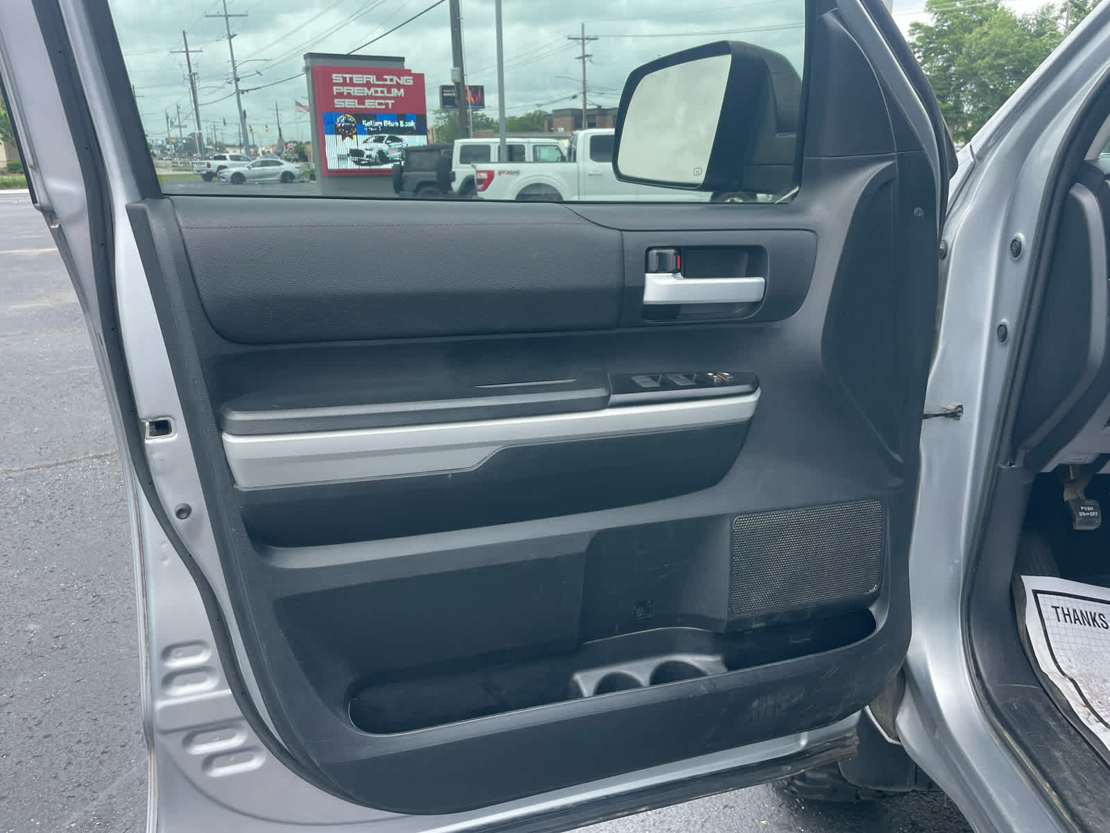 Vehicle image 11 of 12