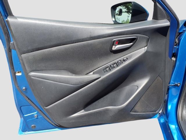 Vehicle image 10 of 32
